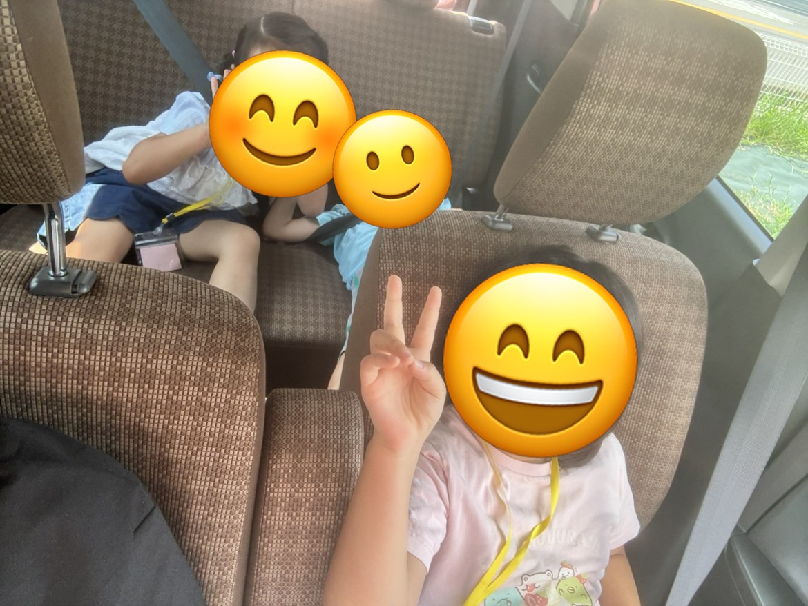 車内で笑顔を見せる子どもたち(パパ・ママのお仕事見学会)※プライバシー保護のため加工済み