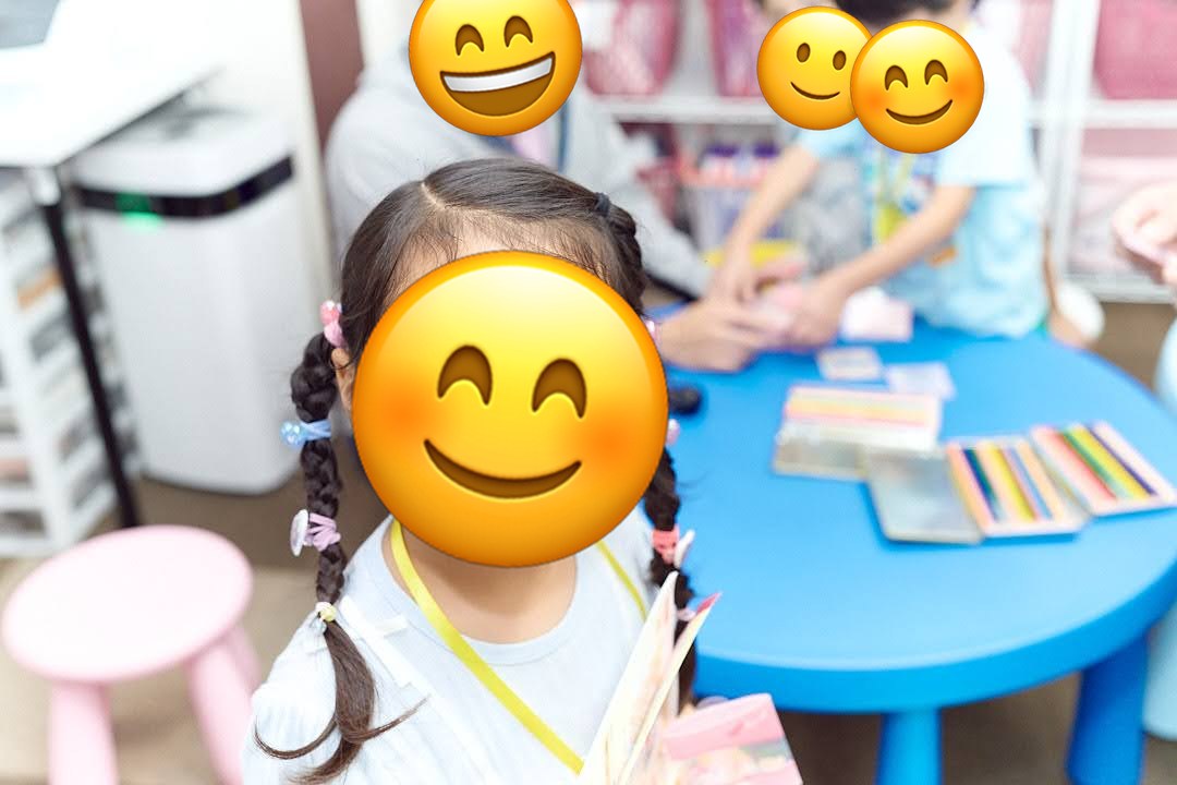テーブルを囲んで工作をする子どもたち(パパ・ママのお仕事見学会)※プライバシー保護のため加工済み
