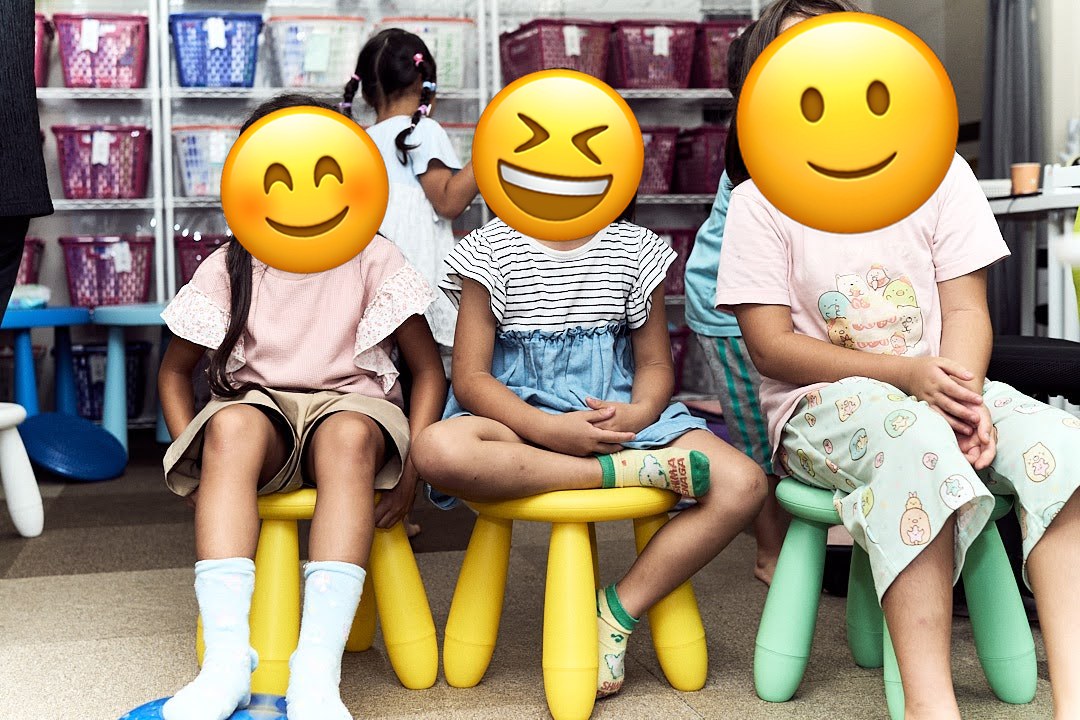 スツールに並んで座る子どもたち(パパ・ママのお仕事見学会)※プライバシー保護のため加工済み