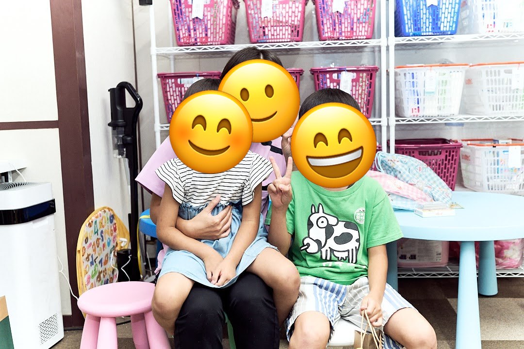 職員と子どもたちの記念写真(パパ・ママのお仕事見学会)※プライバシー保護のため加工済み