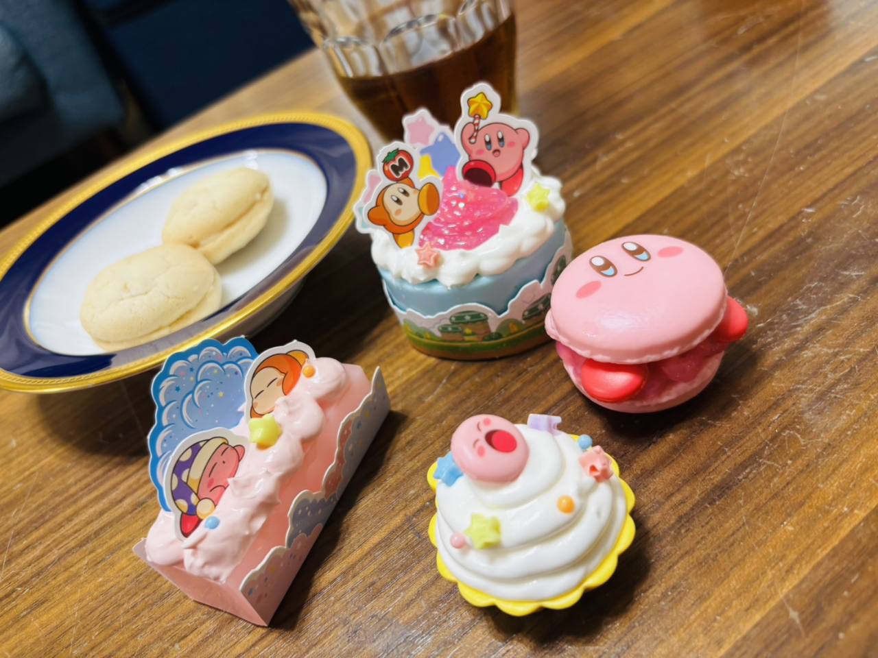 キャラクターのスイーツ型工作作品と、皿に載った焼き菓子