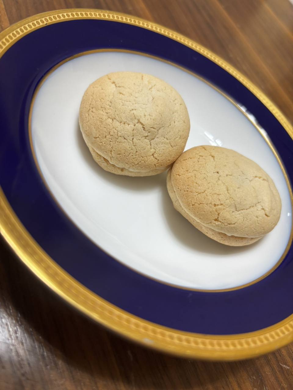 青い縁の皿に載った2つの焼き菓子