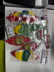 小児の訪問で使う魚や果物の形をした紙風船