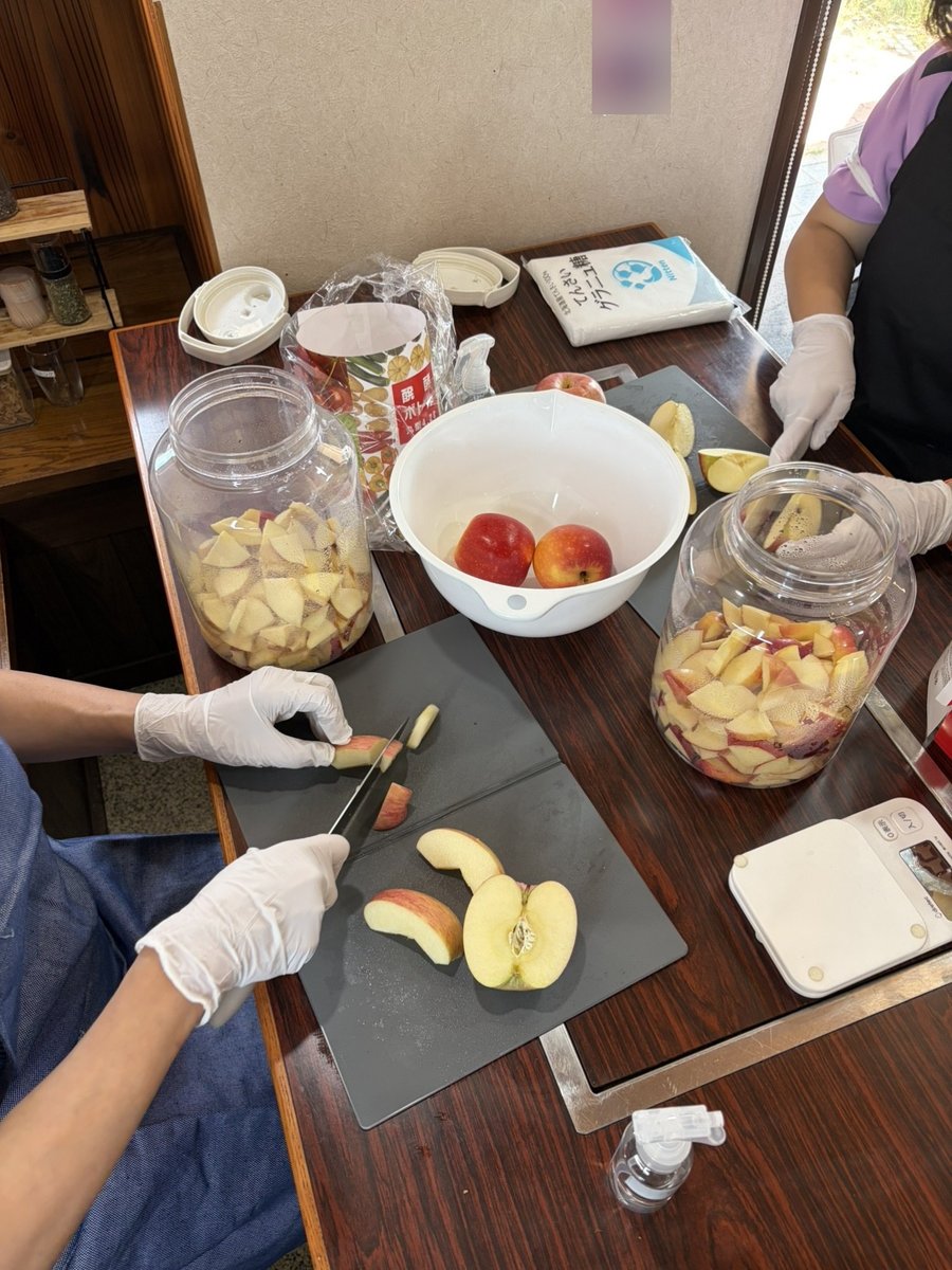 2人で並んで材料を仕込んでいる手元