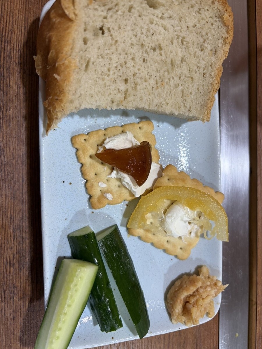 パンやきゅうりとともに試食として出された発酵食品の皿
