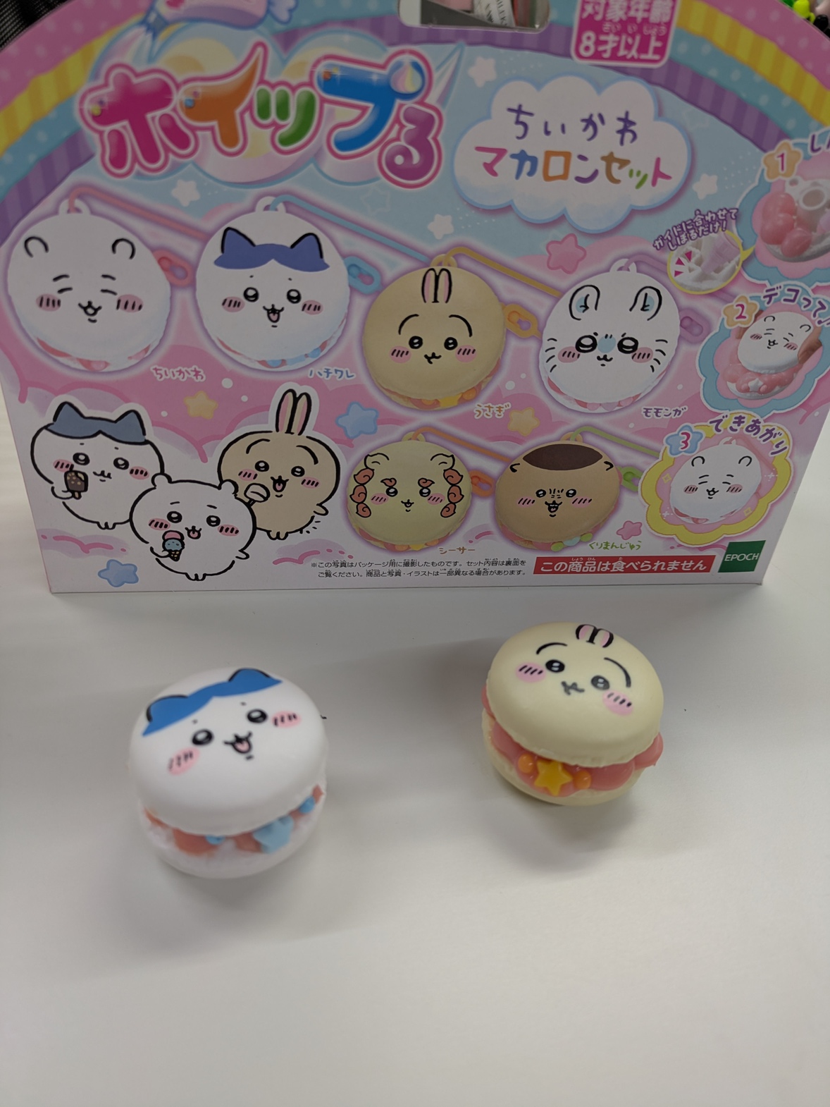 キャラクターの工作キットの箱と、完成した2つのマカロン型作品