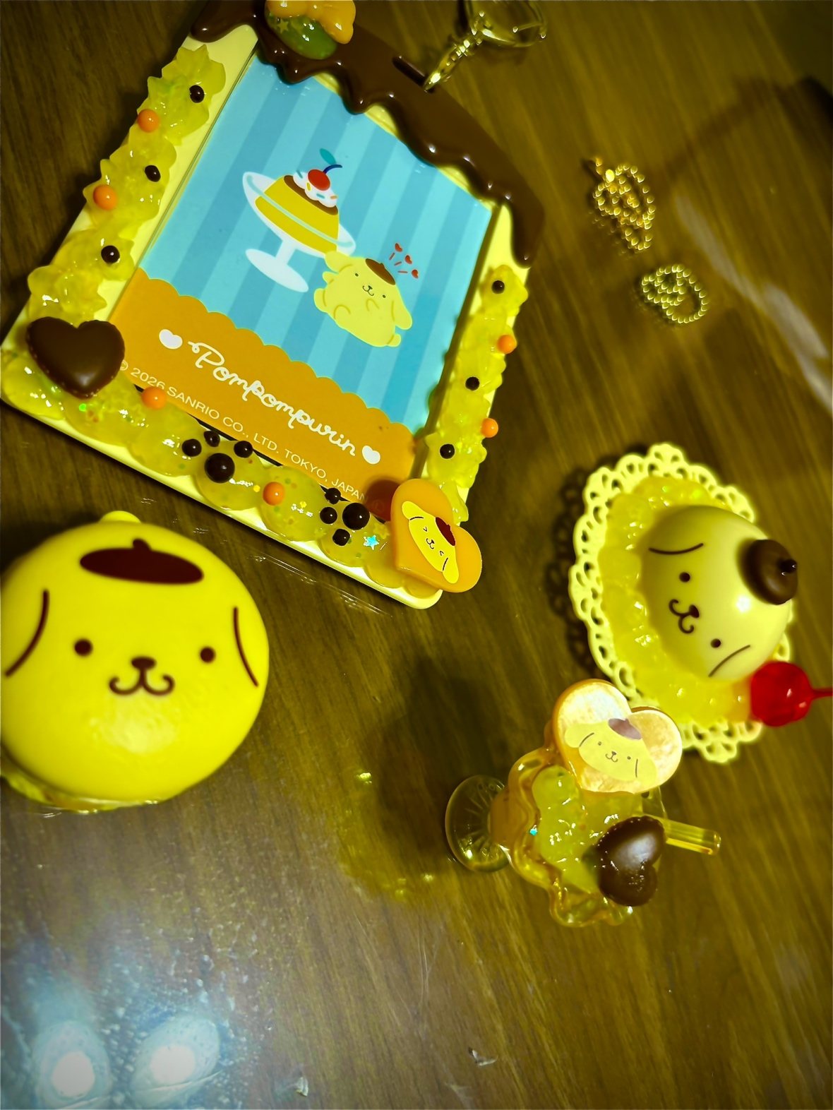 黄色で統一したスイーツ風の工作作品。デコレーションしたカードケース、ドーム形の飾り、パフェ風のミニチュア