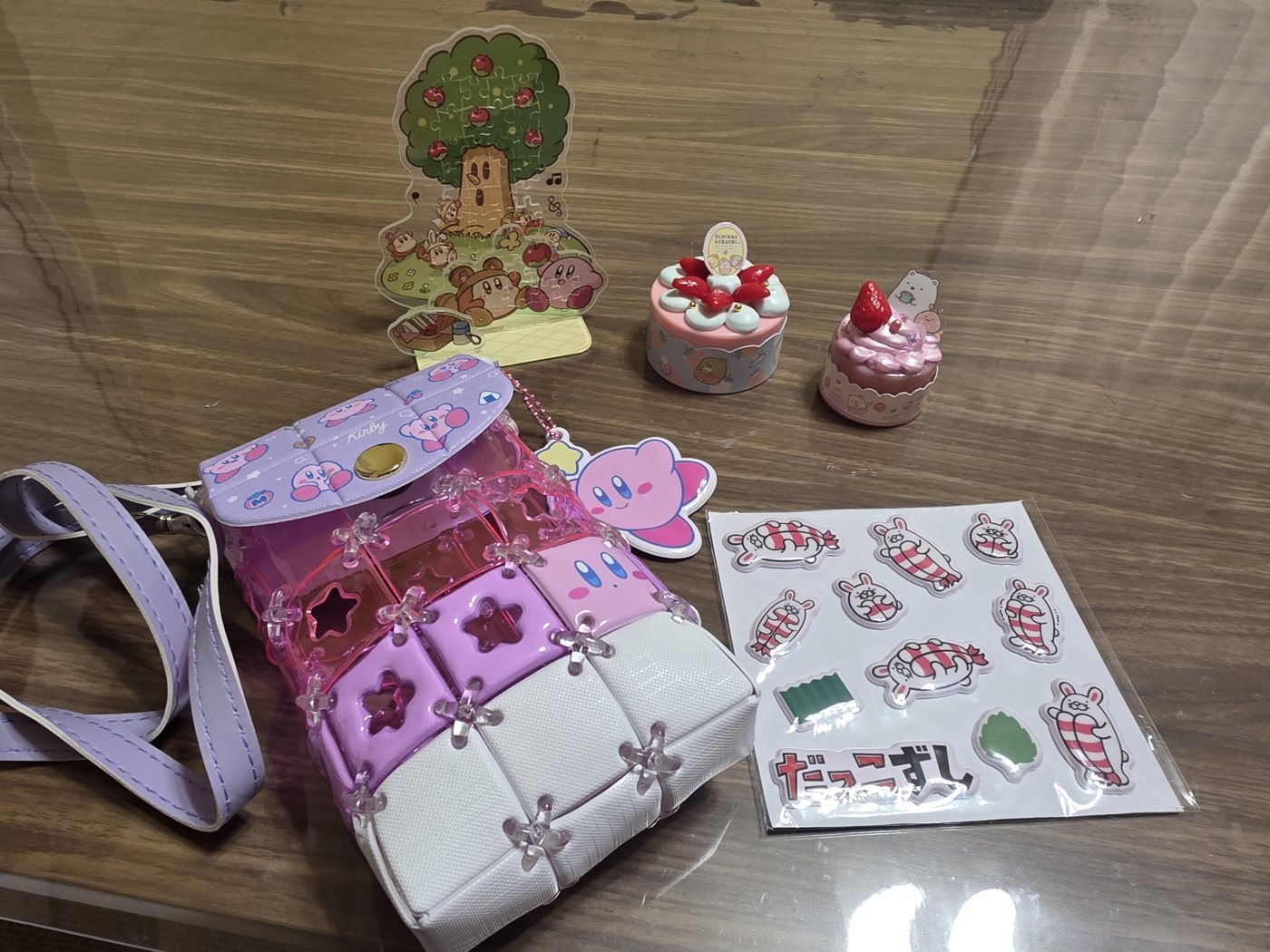 完成した作品の数々。パズルで作るスタンド、スイーツを模した工作2つ、パーツをつないで作るポシェット、ぷっくりしたシール